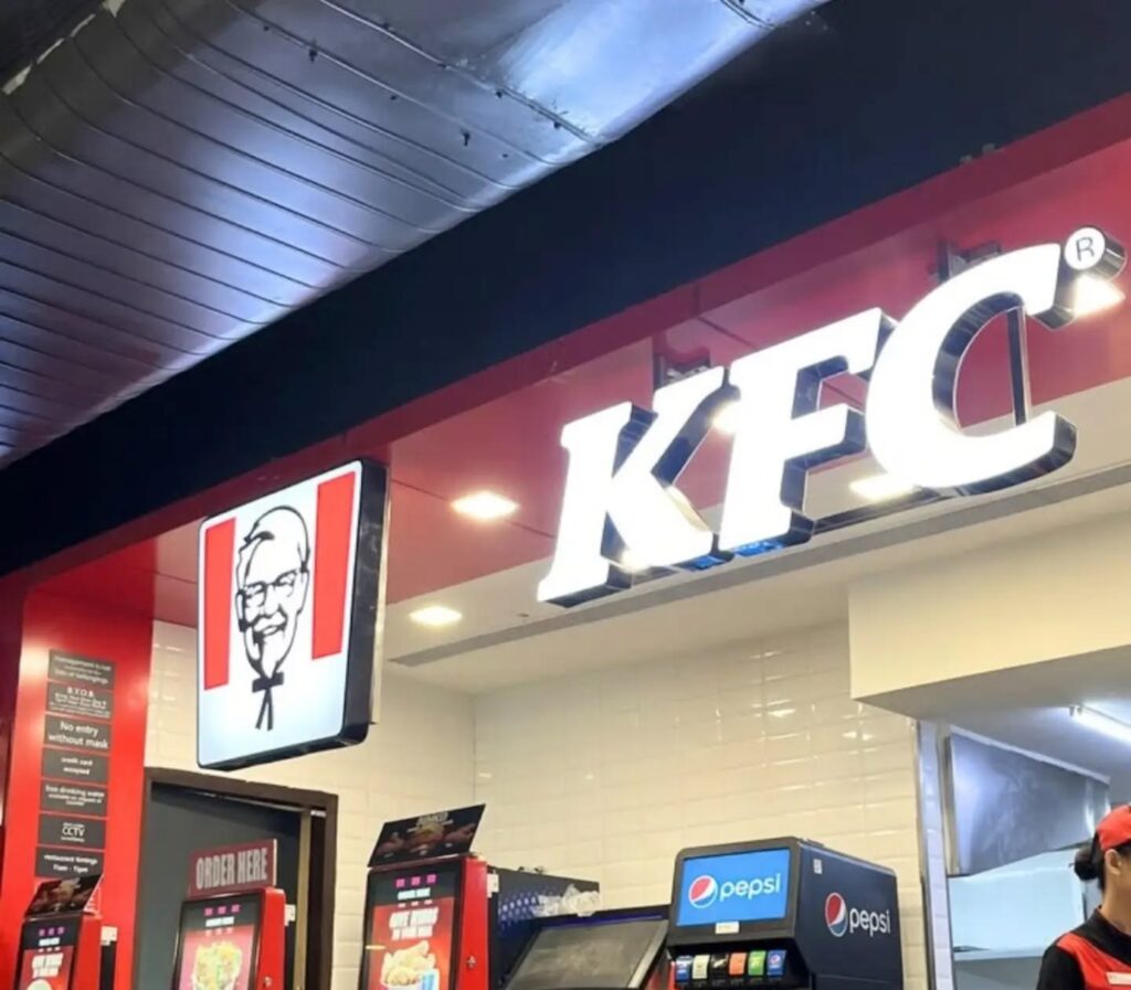 Fachada del local de KFC en la feria de comida de un centro comercial