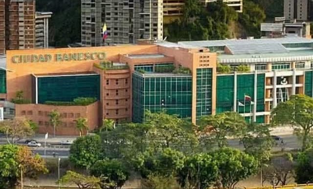 Edificio de Ciudad Banesco rodeado de vegetación