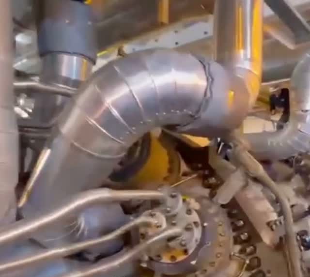 Tuberías y turbina de una unidad de generación termoeléctrica