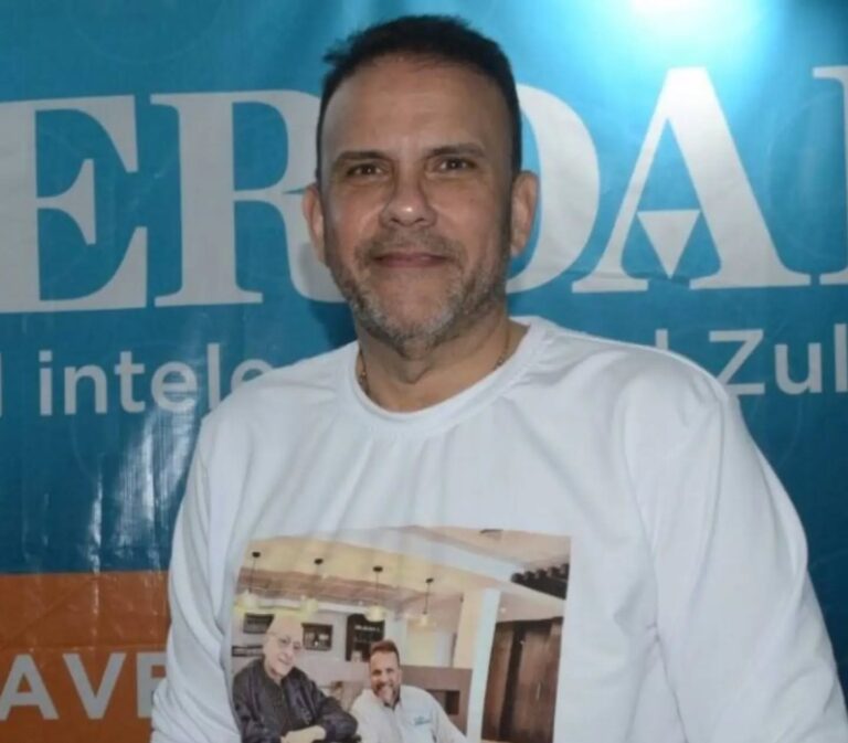 Rafael Gudiño, presidente de Expozulia, frente a un fondo azul