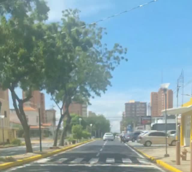 Avenida 20 de Maracaibo con asfalto nuevo y brocales pintados de amarillo