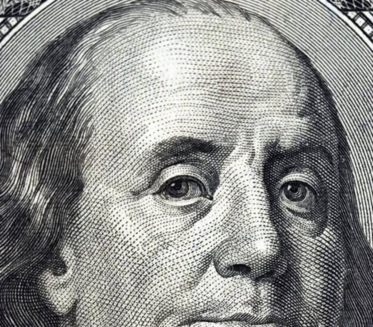 Primer plano de un billete de cien dólares