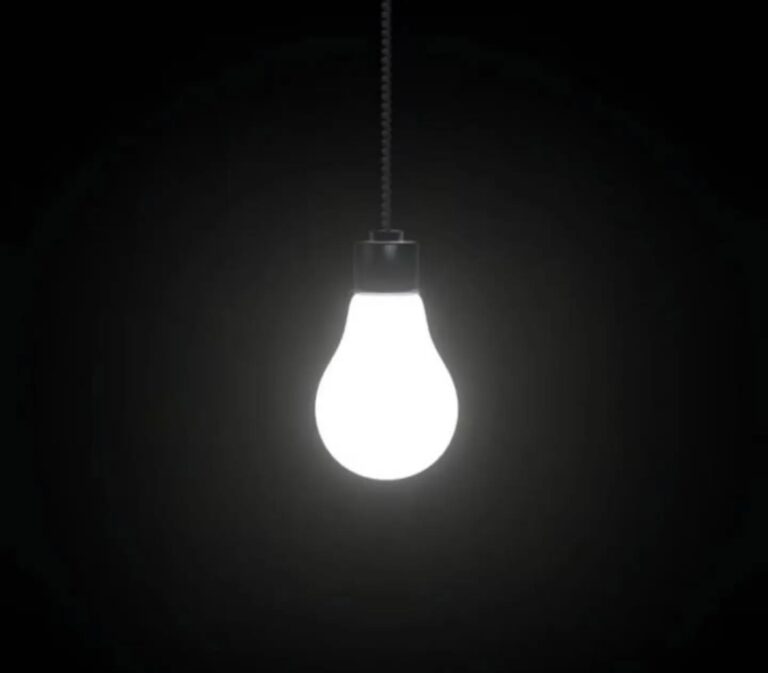 Un bombillo encendido sobre fondo negro