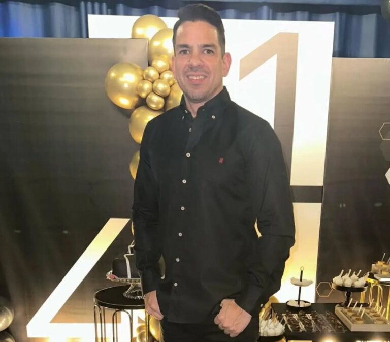 El chef Víctor González frente a una decoración dorada