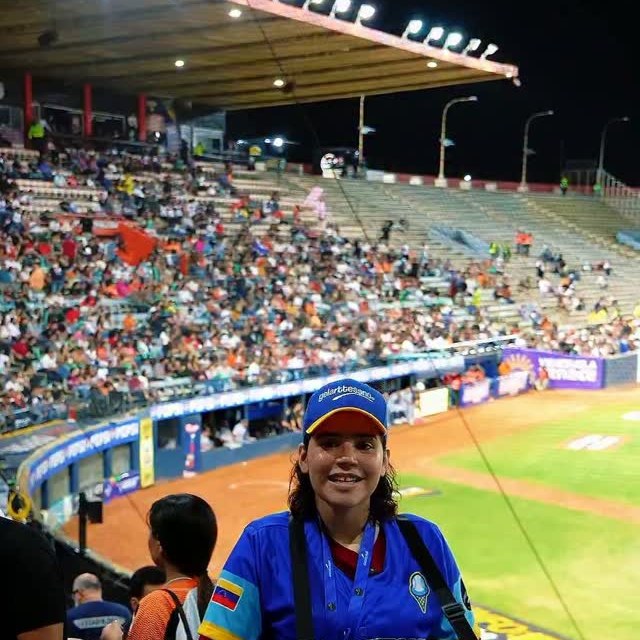 Vendedora de Gelarttesano con el estadio Luis Aparicio lleno al fondo