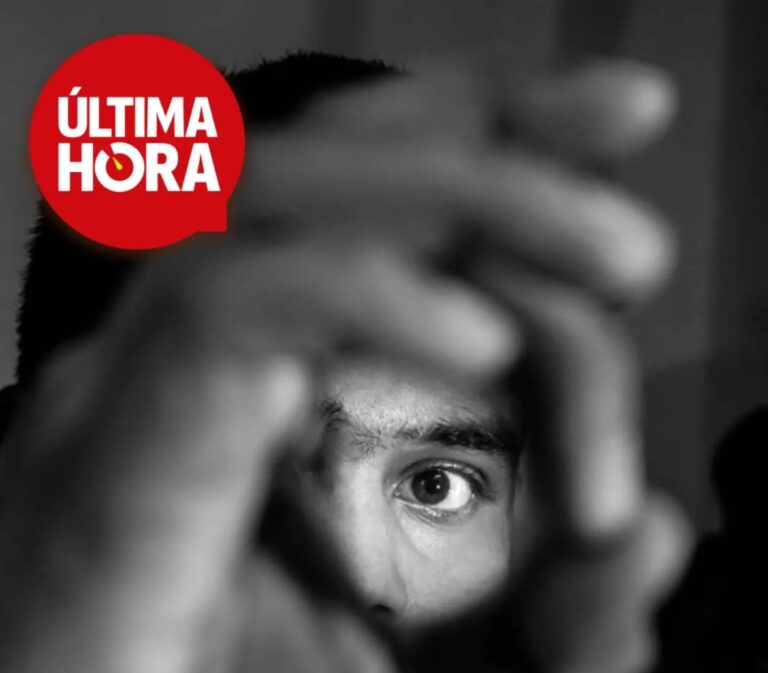 Retrato en blanco y negro con un ojo visible a través de las manos