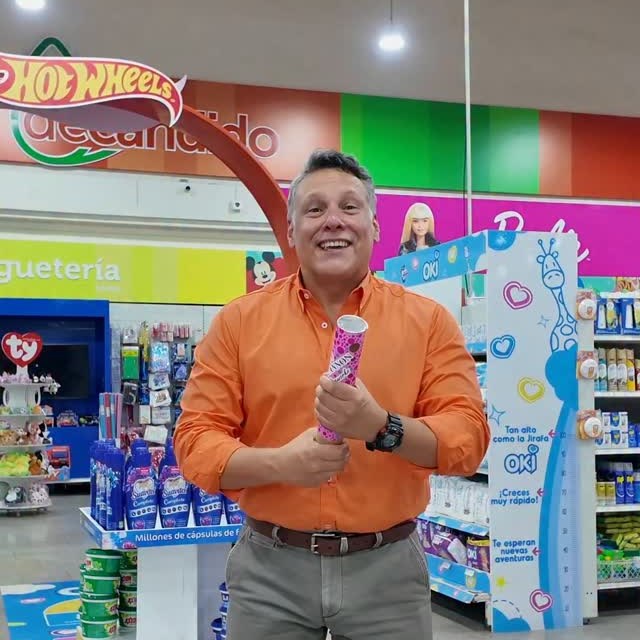 Hombre con un cañón de confeti en una tienda De Candido