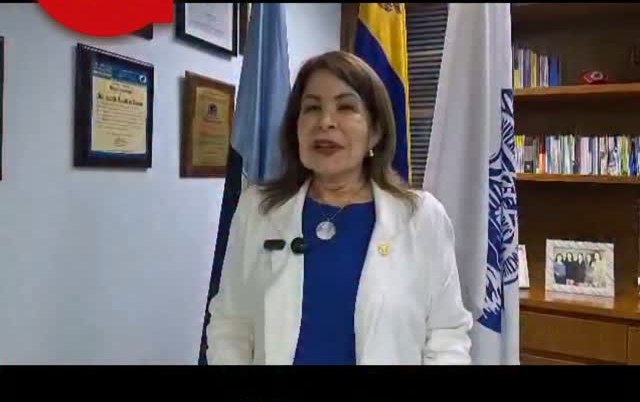 La rectora de la Universidad del Zulia habla en su despacho